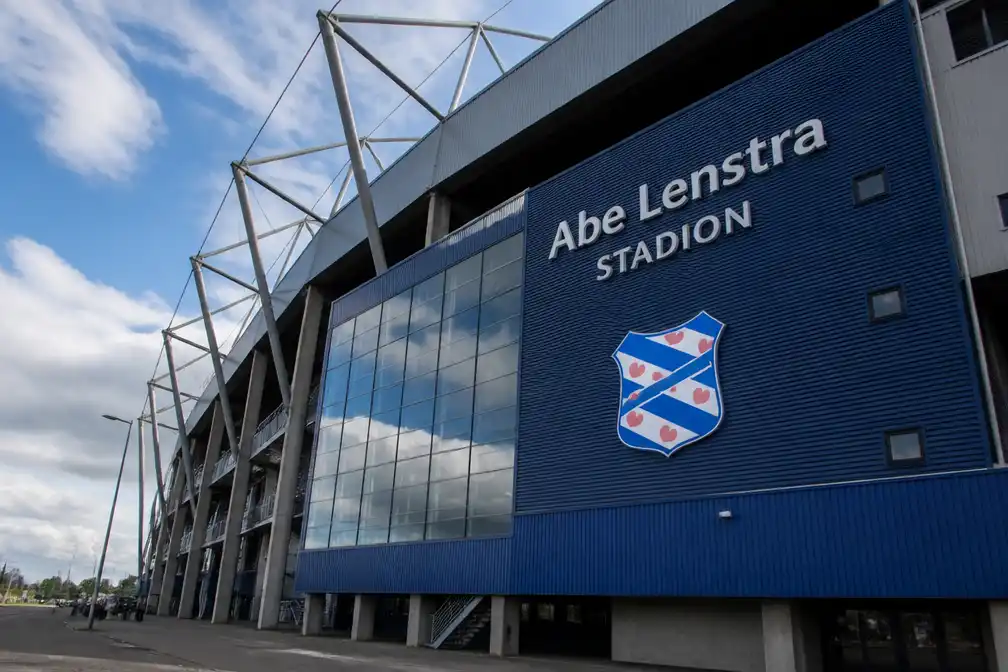 FC Twente op bezoek bij Heerenveen in eredivisiewedstrijd in Abe Lenstra Stadion