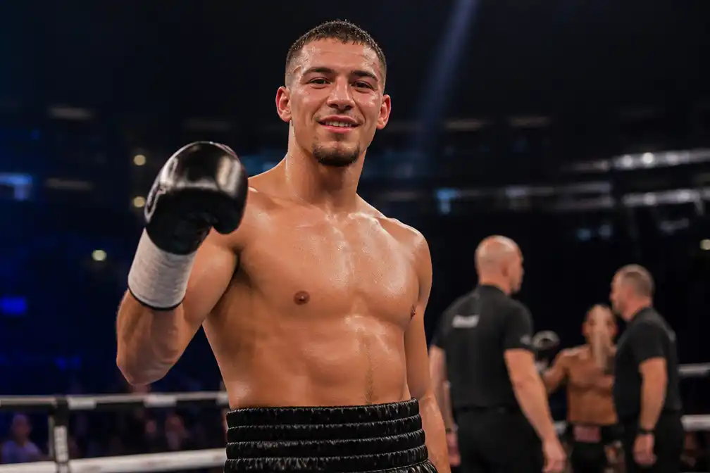 Ongeslagen Gradus Kraus verslaat Sean Hemphill in 63 seconden in Leeds