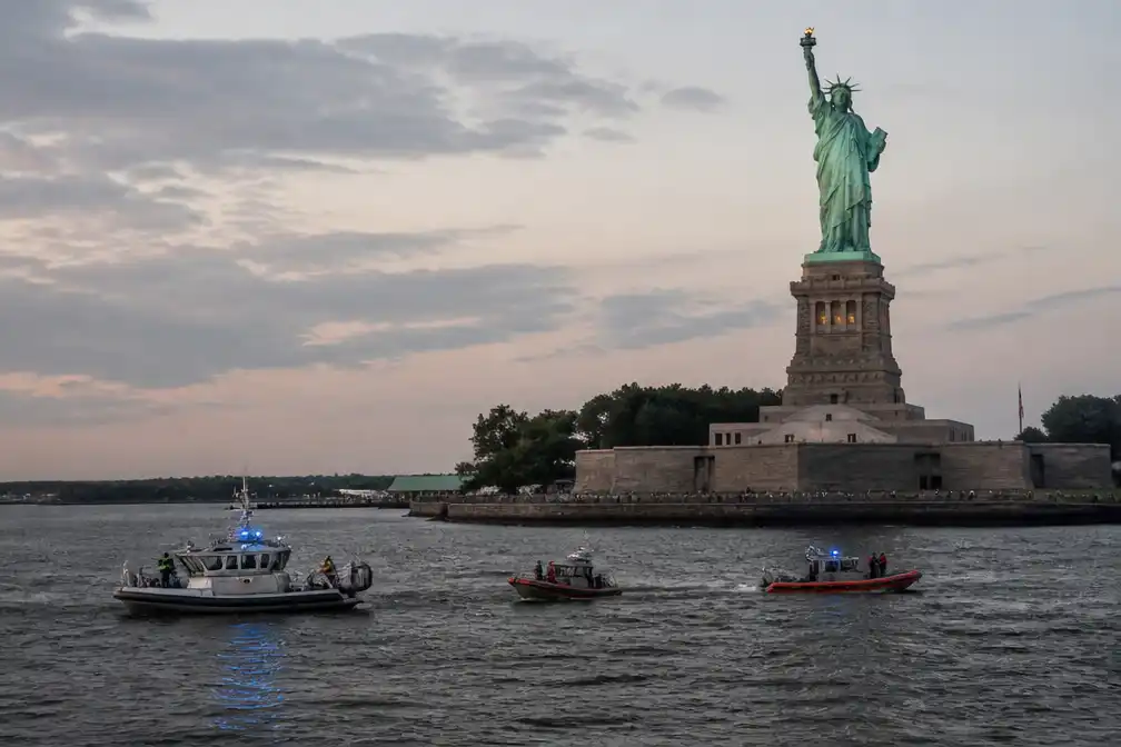 Vrouw (27) en baby omgekomen na omslaan boot bij Vrijheidsbeeld New York