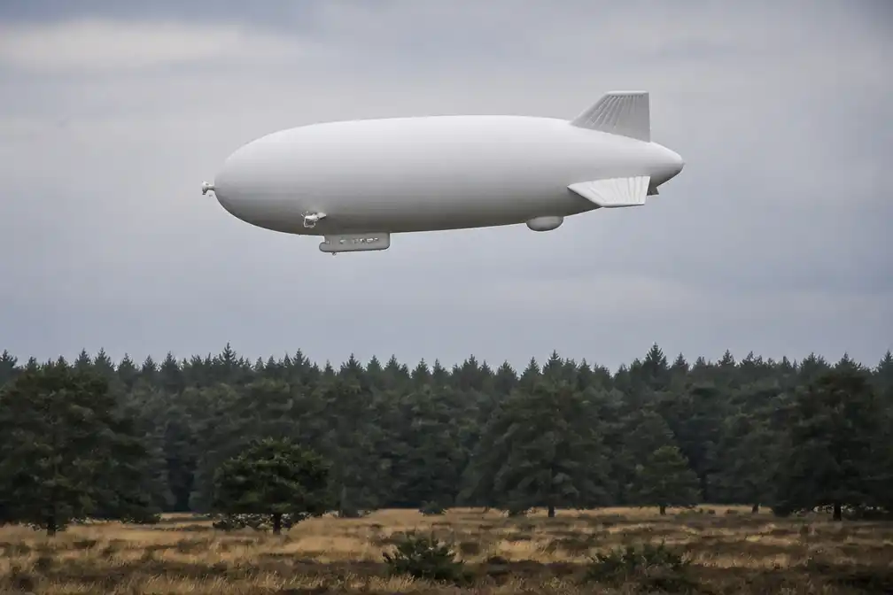 Duitse zeppelin vliegt laag over de Veluwe voor onderzoek