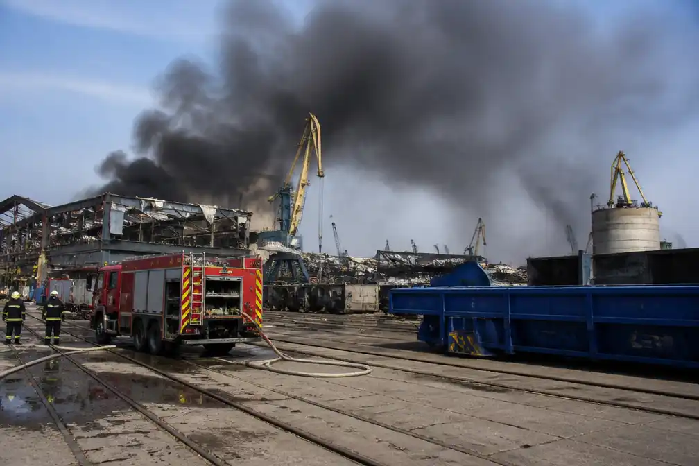 Russische aanvallen treffen haven Odesa, acht gewonden; drie doden in Rusland