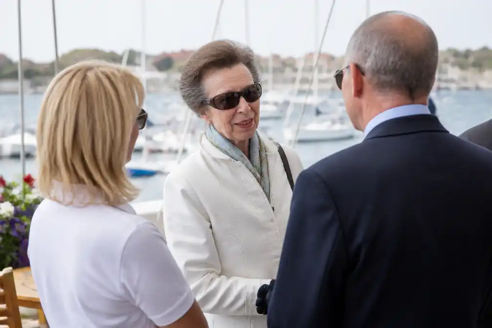 Prinses Anne viert 200-jarig bestaan Cowes Week op Isle of Wight