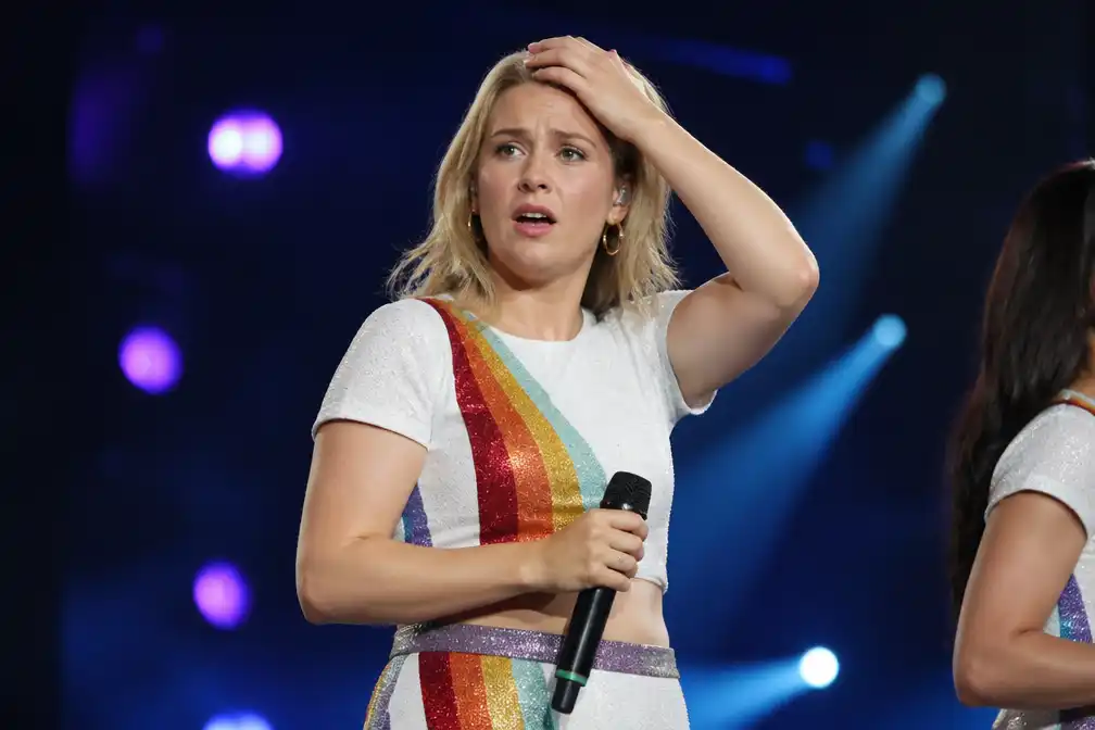 K3-zangeres Klaasje Meijer geraakt door gegooide schoen tijdens show