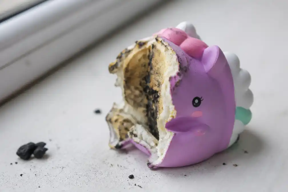 Parket opent onderzoek na brandwonden kind door ontploffende 'squishy'