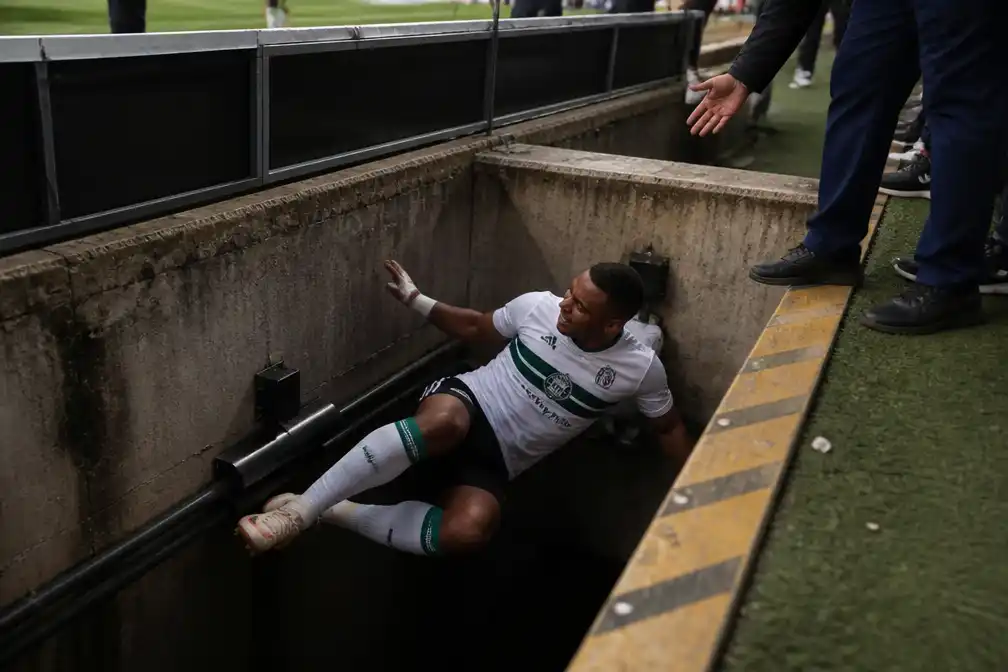 Braziliaan Jacy valt in put na doelpuntviering: goal afgekeurd en geblesseerd