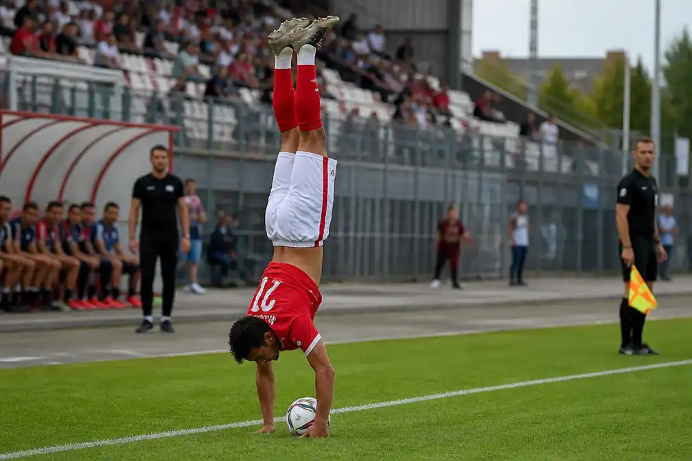 Iraanse verdediger scoort met handstand-inworp en spectaculaire assist in Rusland
