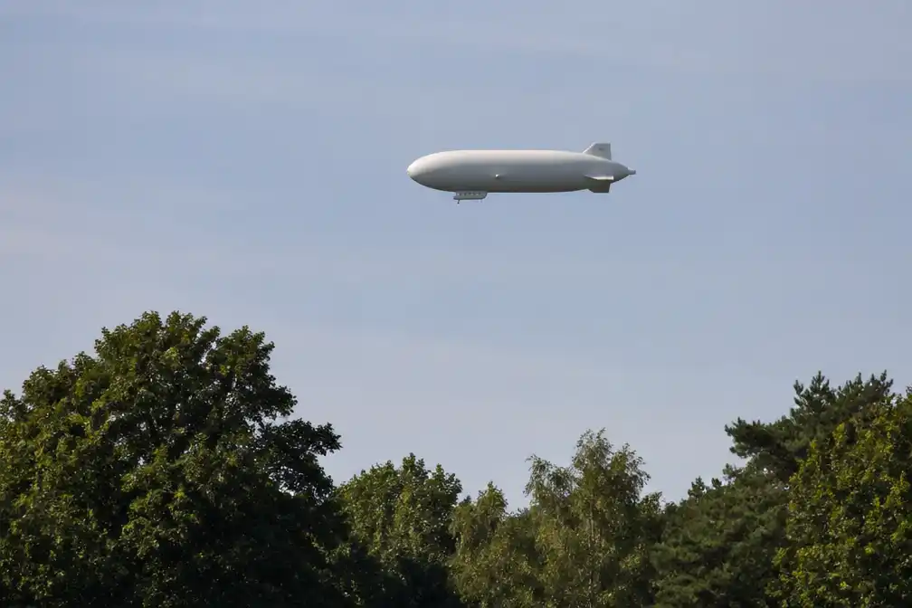 Zeppelin vliegt over Veluwe; inwoners sturen massaal foto's naar De Stentor