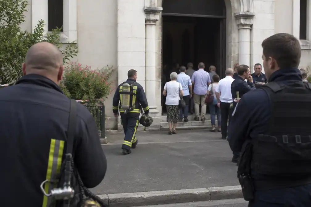 Parijse kerk ontruimd nadat vrouw twee granaten aan priester toont