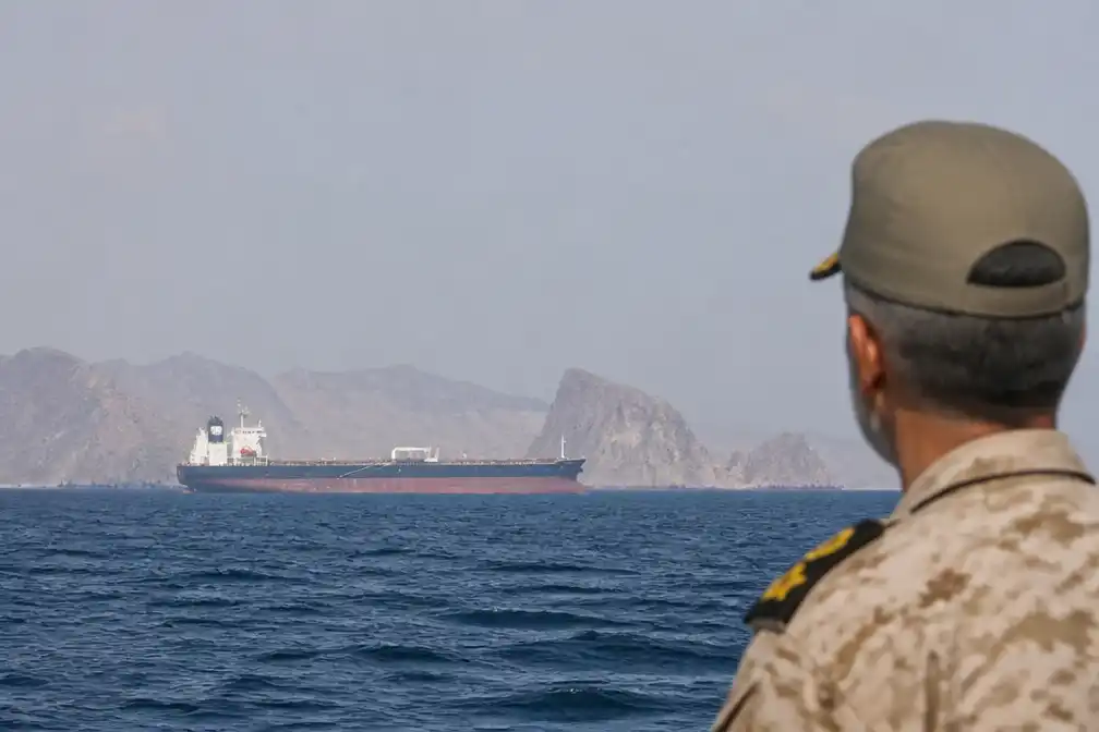 Iran eist heropening Straat van Hormuz, VS weegt vertrek te midden van nieuwe aanvallen