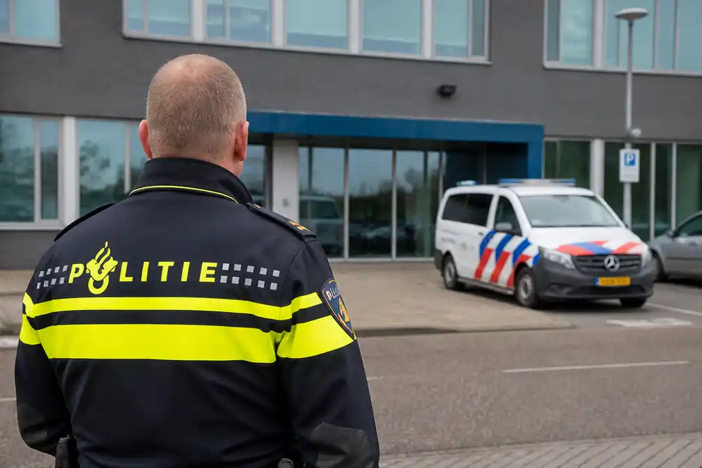 Politiechef Twente terug op het werk na ontslag om relatie met agente