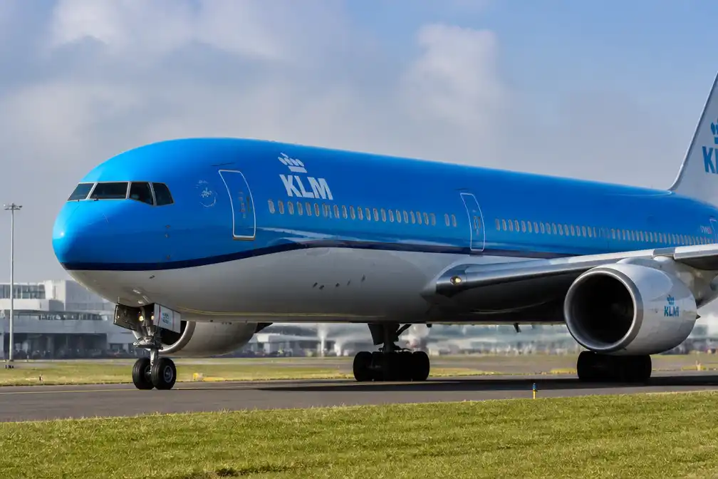 KLM schrapt gratis bier, wijn en boterham met kaas op Europese vluchten