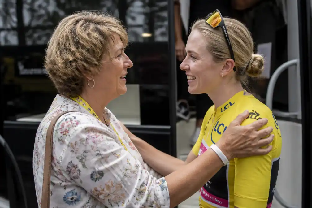 Demi Vollering geraakt door bezoek van jeugdtrainer tijdens Tour de France