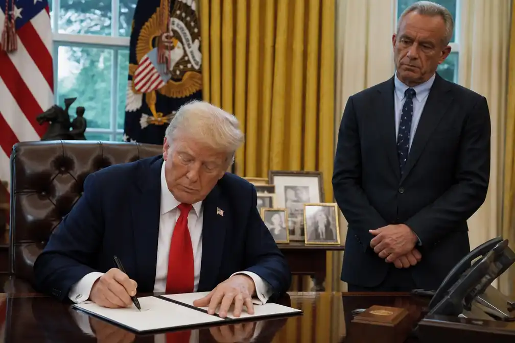 Trump tekent decreet dat kindervaccinaties vermindert en opsplitst