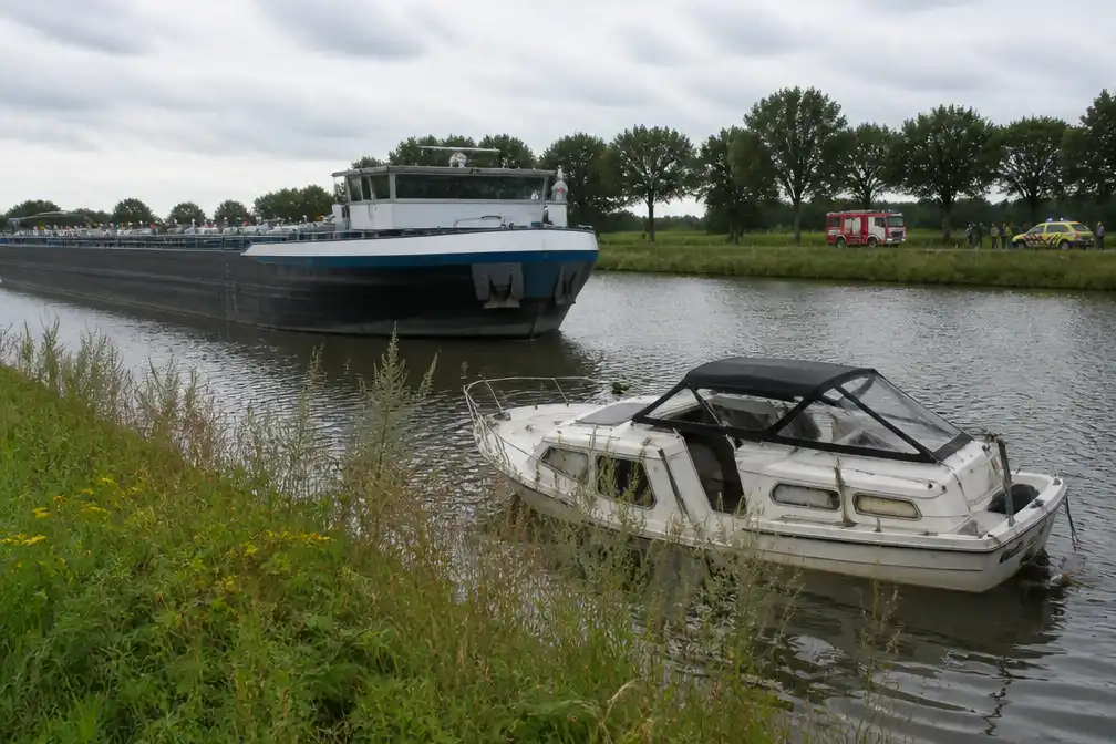 Binnenvaartschip en plezierboot botsen op Albertkanaal in Schoten