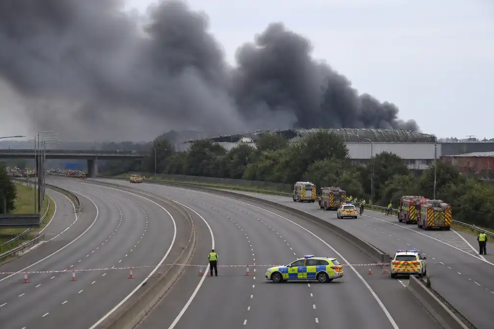 M25 afgesloten na loodsbrand naast snelweg vanwege explosiegevaar