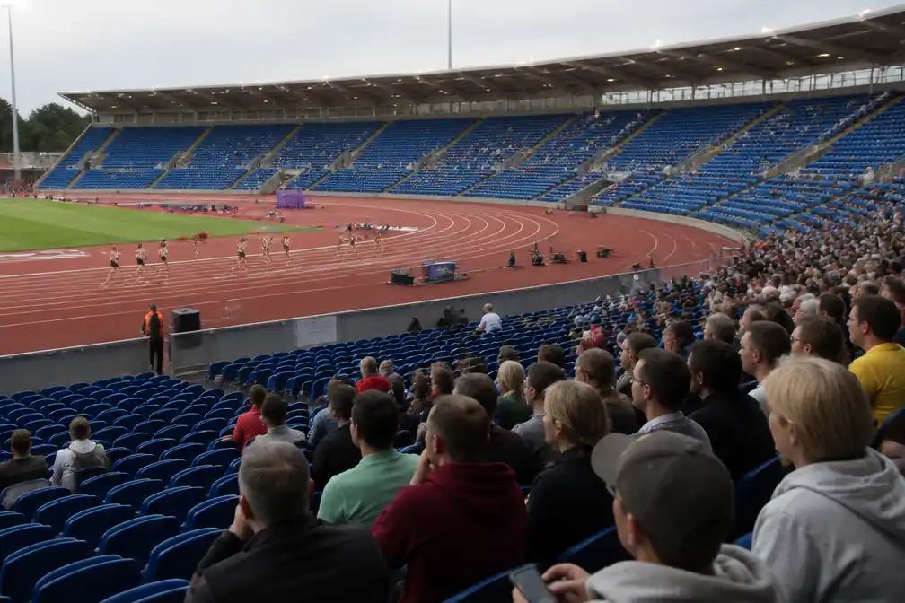 Lege stoelen en hoge prijzen overschaduwen EK atletiek in Birmingham