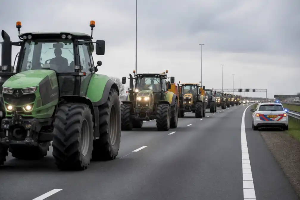 Politie bekeurt Friese boeren voor tractorrit over A31 na stikstofprotest