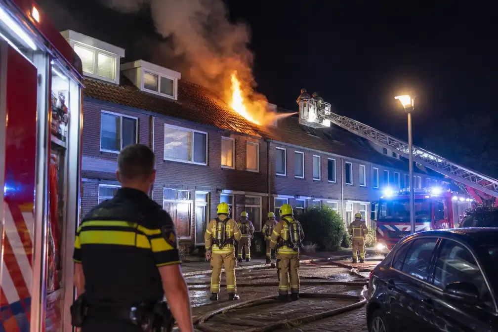 Vrouw gereanimeerd na van zolder gehaald te zijn bij woningbrand Etten-Leur