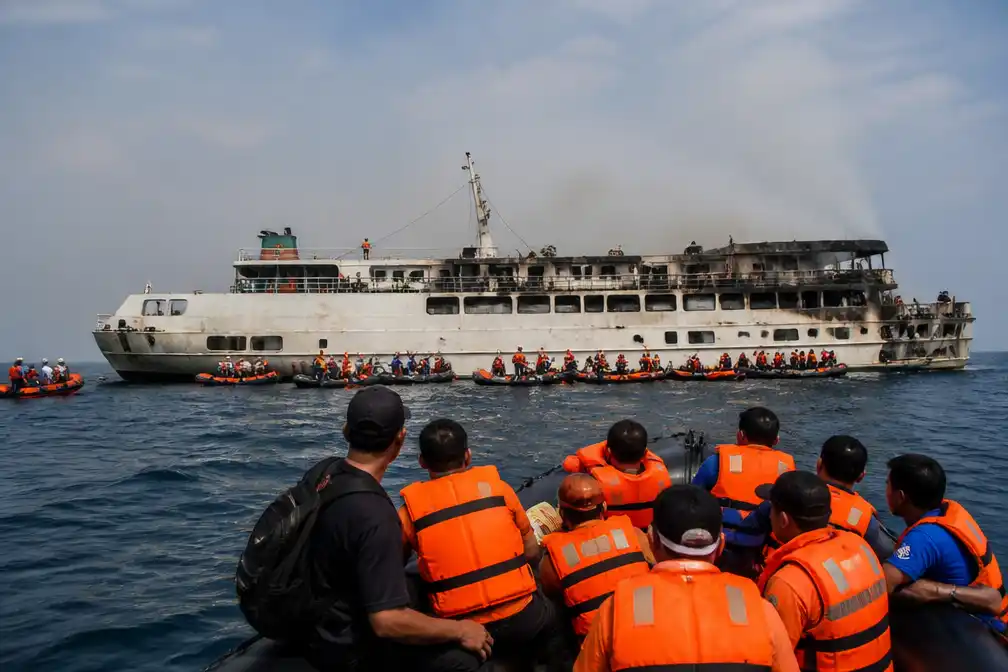 Veerboot in brand voor Lombok: 172 gered, berichten over doden verschillen