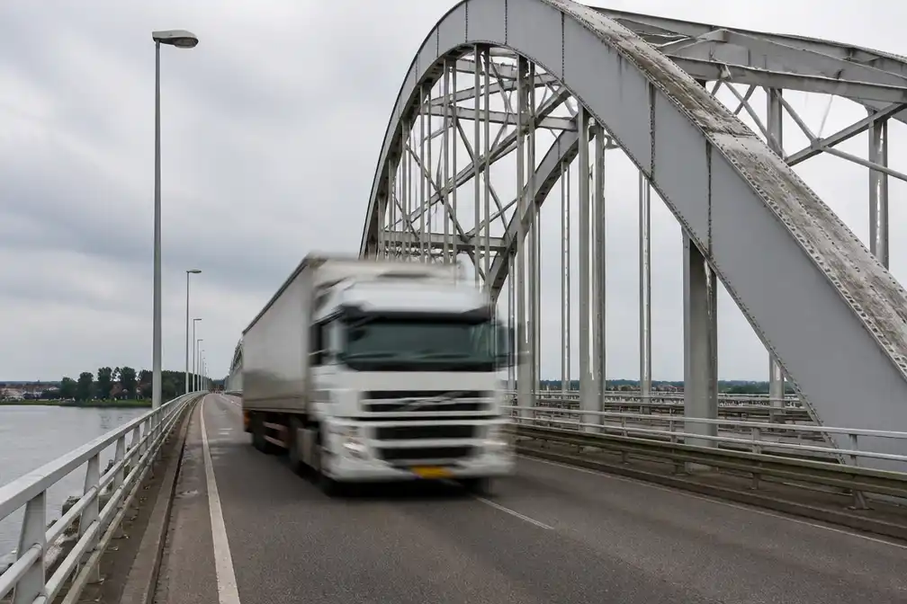 Extra onderzoek rechtvaardigt vrachtwagenverbod verzwakte Merwedebrug