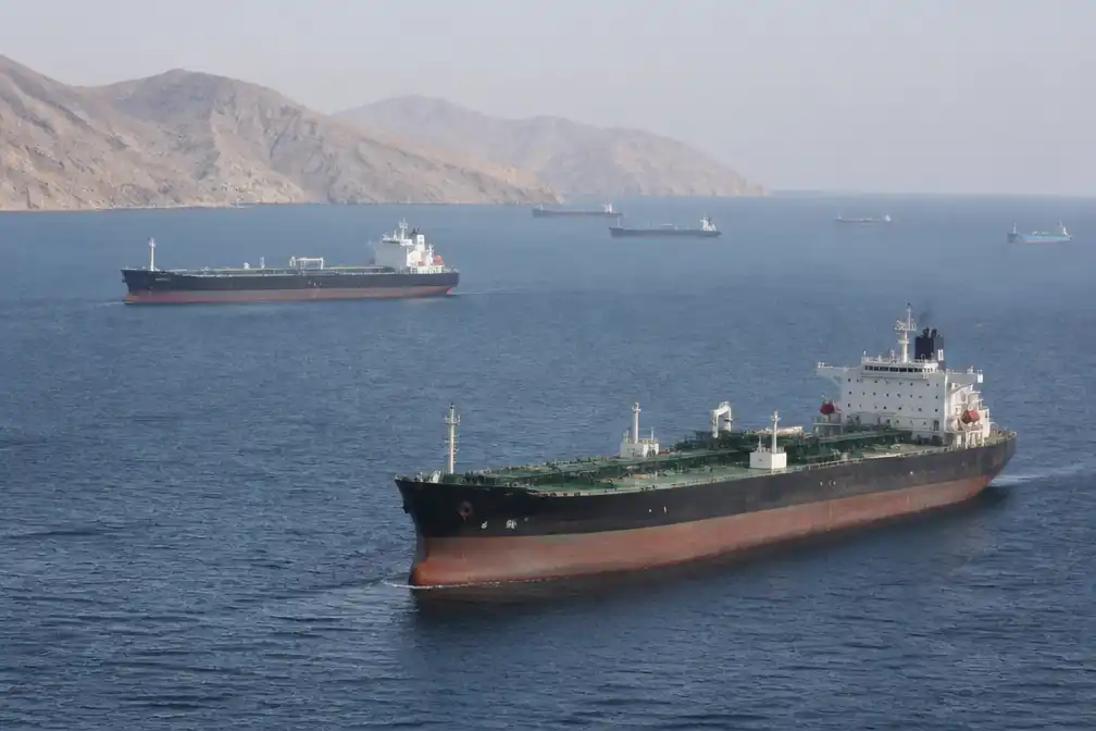 Olieprijzen dalen na voorlopige vredesdeal VS-Iran, Straat van Hormuz heropend