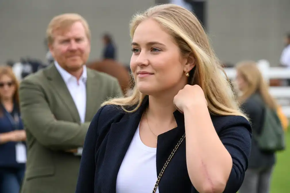 Prinses Amalia toont litteken van paardenval op WK paardensport in Aken