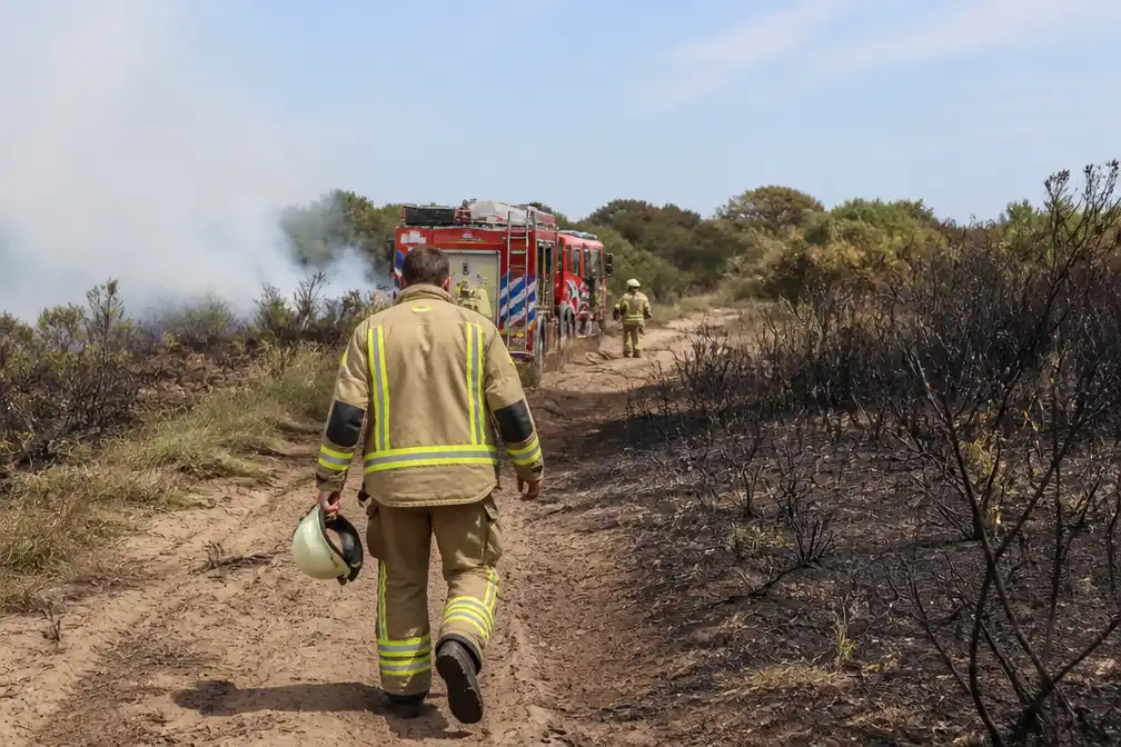 Brandweerman gewond bij duinbrand Ouddorp overleden