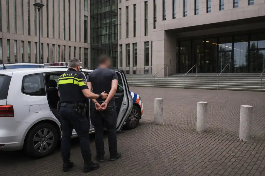 Rotterdammer (32) opgepakt voor bekladden rechtbank en OM-kantoor in Rotterdam en Utrecht