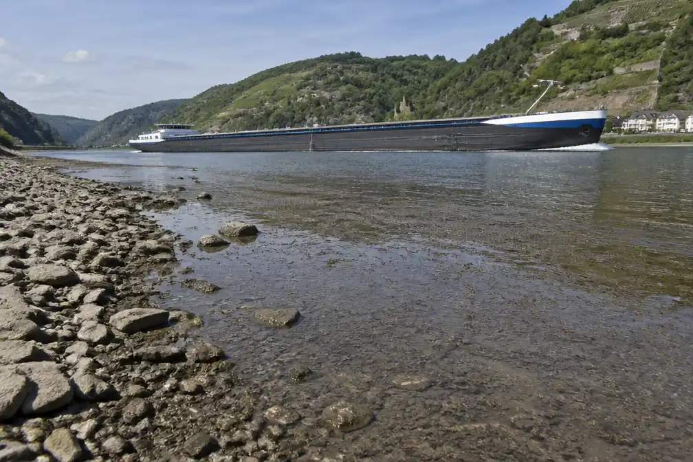 Rijn in Duitsland bereikt laagste waterstand ooit, vrachtschepen dreigen vast te lopen