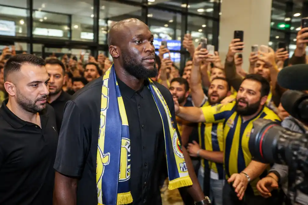 Romelu Lukaku geland in Istanboel voor laatste tests en handtekening bij Fenerbahçe