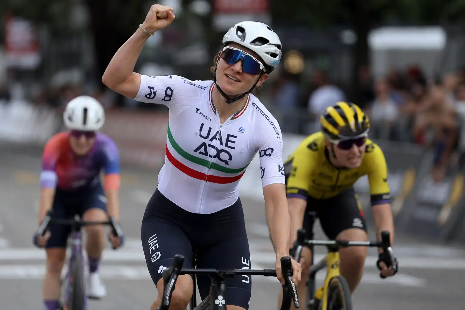 Longo Borghini wint etappe en pakt leiderstrui van De Vries in Zwitserland