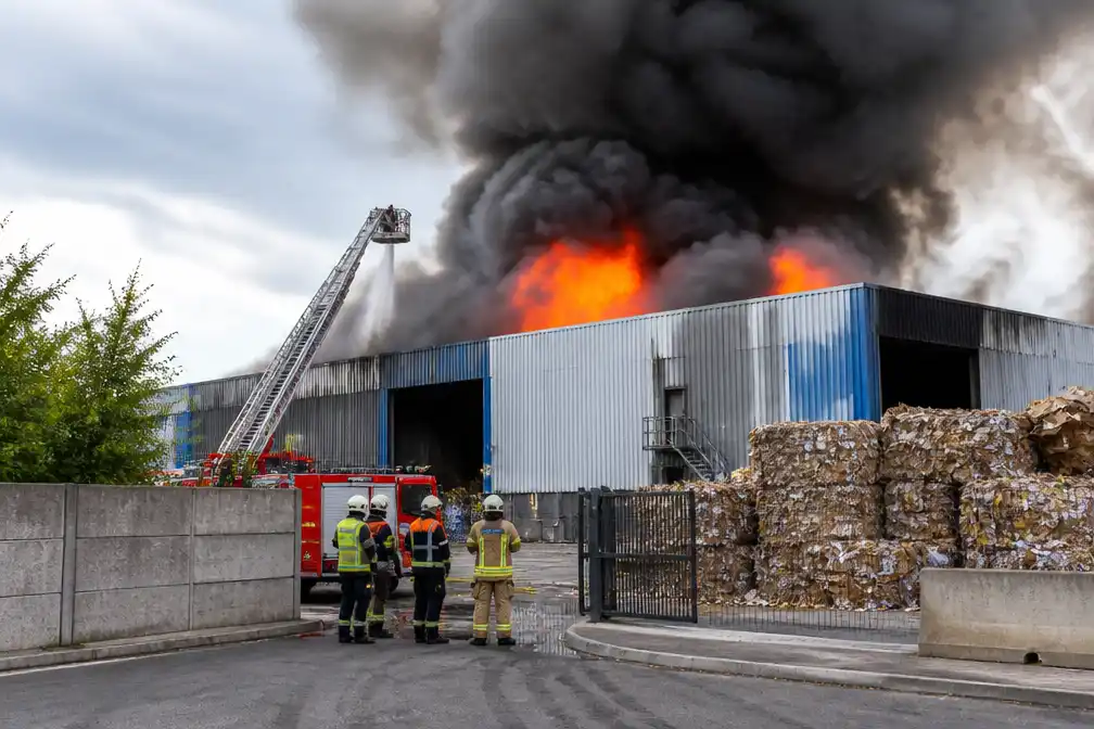 Grote brand bij afvalverwerker Renewi in Houthalen, personeel geëvacueerd