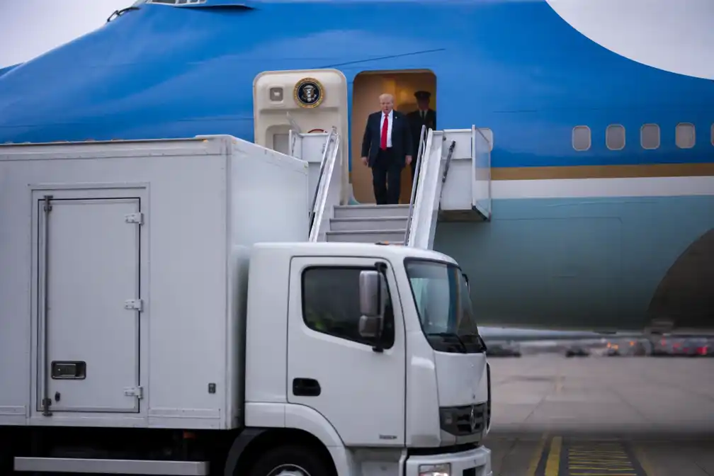 Trump verliet NAVO-top in Ankara heimelijk via cateringwagen en ander vliegtuig