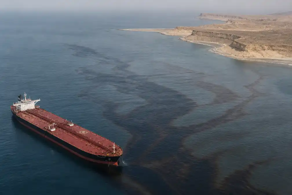 Gesanctioneerde tanker uit Russische schaduwvloot lekt olie bij Oman