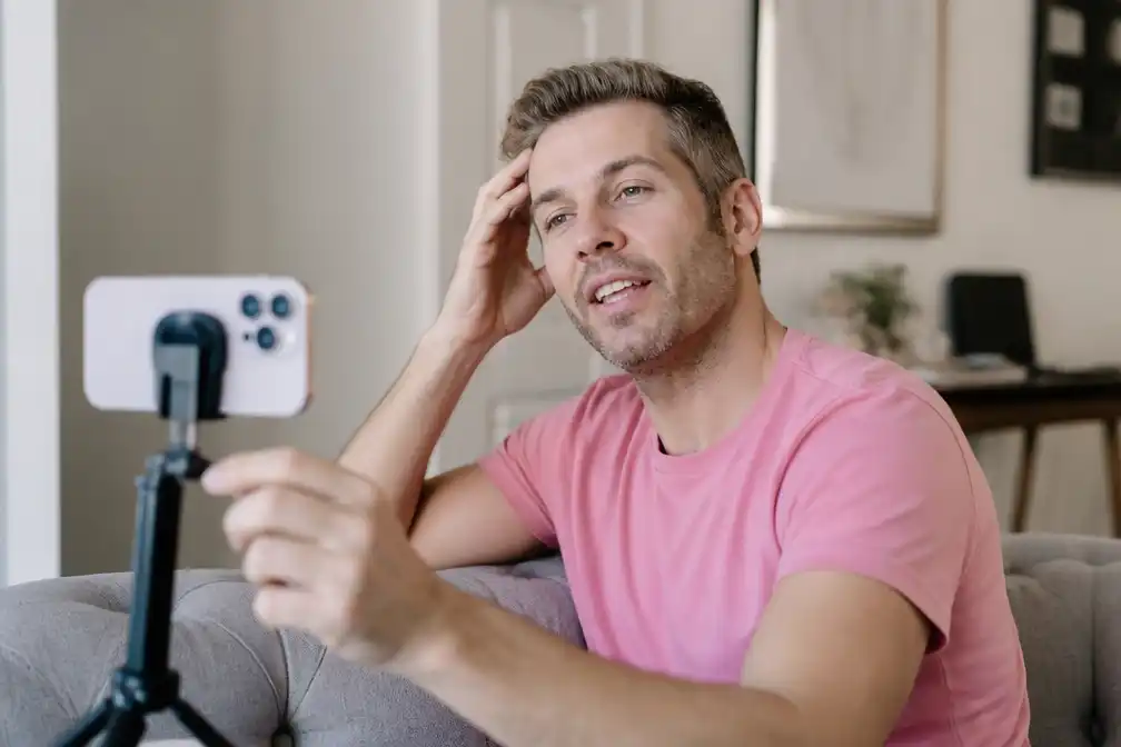 Moeder Perez Hilton vraagt voogdij over zijn kinderen na incident tijdens livestream