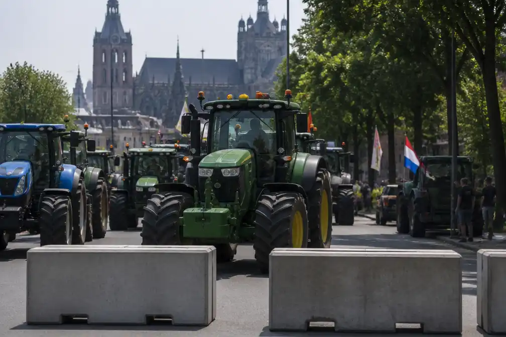 Politie laat boeren met trekkers naar Den Bosch rijden bij protest