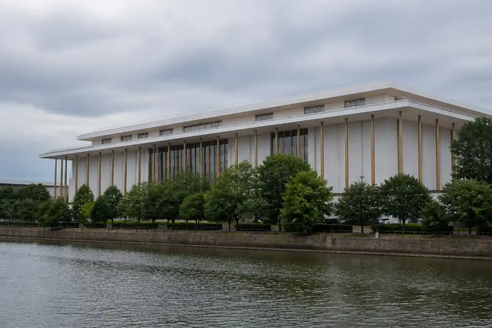 Bestuur Kennedy Center stemt opnieuw voor renovatie en naam Trump