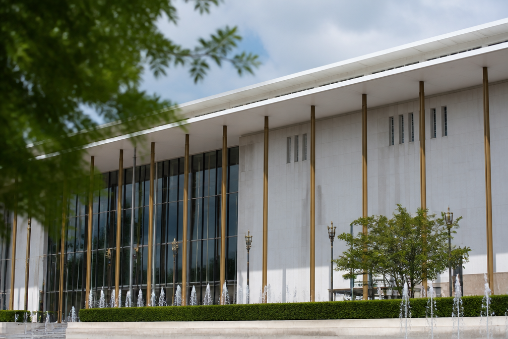 Bestuur Kennedy Center zet naam Trump weer op gebouw ondanks rechter