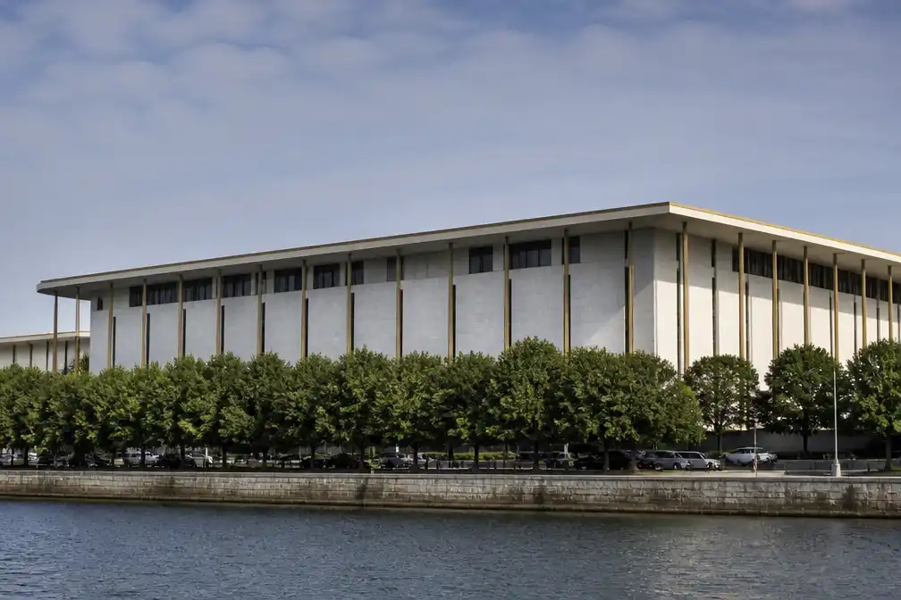 Bestuur Kennedy Center zet naam Trump weer op gebouw ondanks rechter