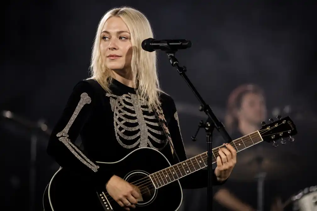 Phoebe Bridgers brengt nieuwe plaat 'Lost Weekend' uit, met verlies en nieuwe liefde