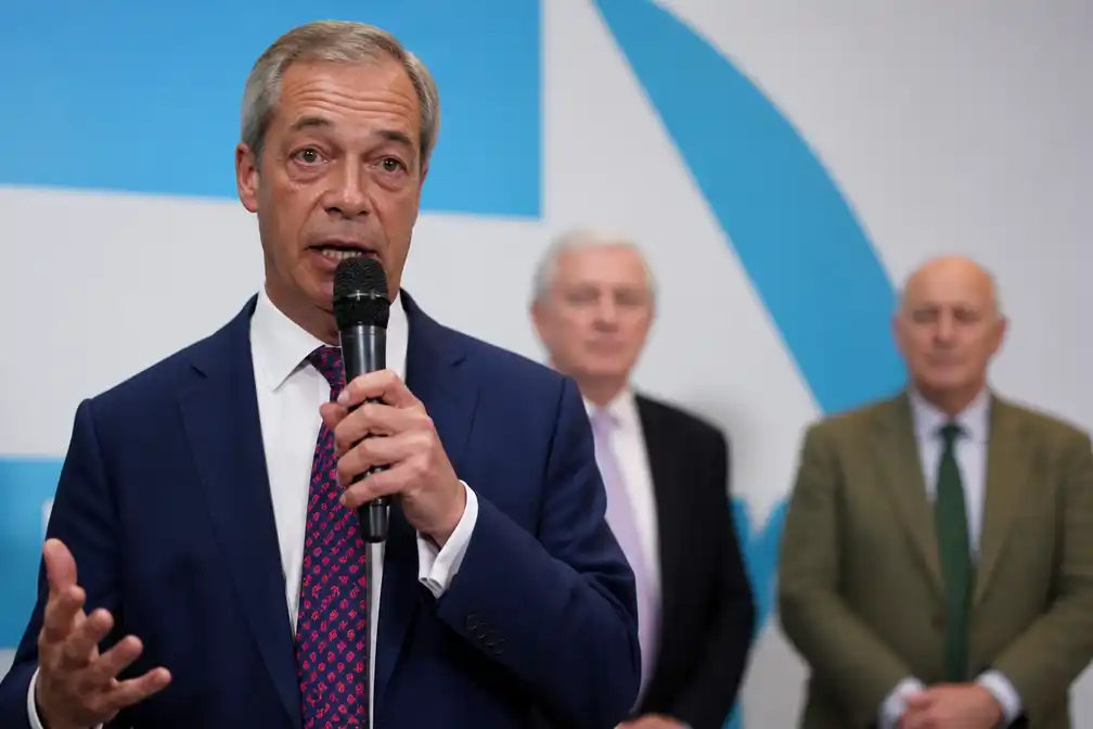 Farage wint tussentijdse verkiezing Clacton met 62,8 procent, maar mist telling na politiewaarschuwing