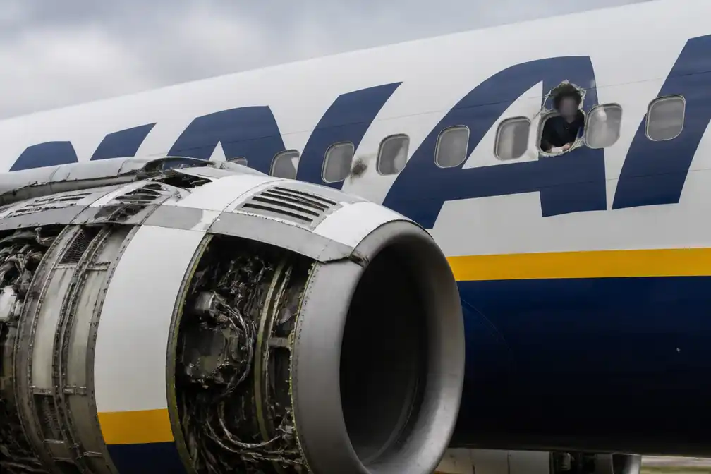 NTSB: motoronderdelen verbrijzelden ruit Ryanair, passagier deels naar buiten gezogen