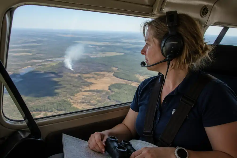 Kelly van Ruler speurt vanuit de lucht naar brandjes die natuurbrand kunnen worden