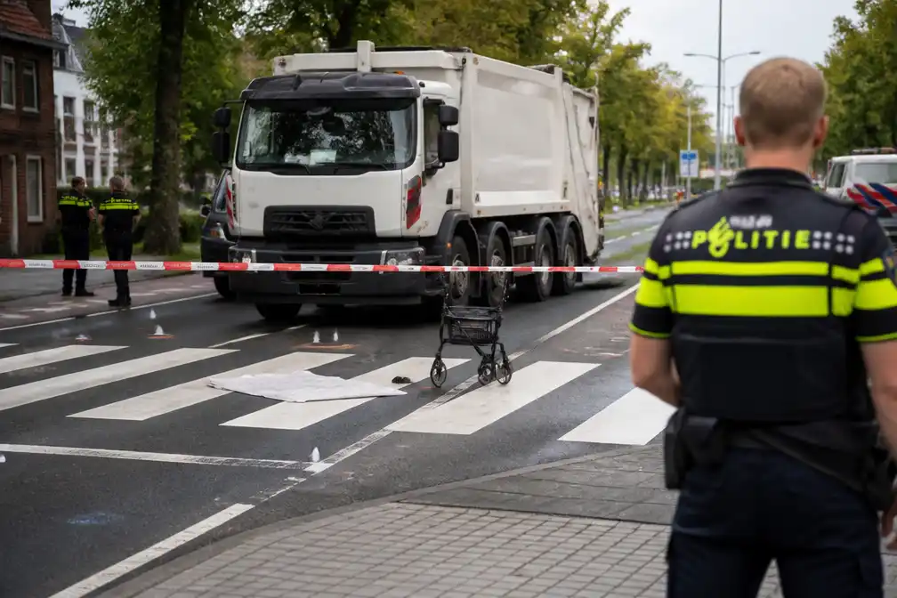 81-jarige voetganger overleden na aanrijding met vuilniswagen in Groningen