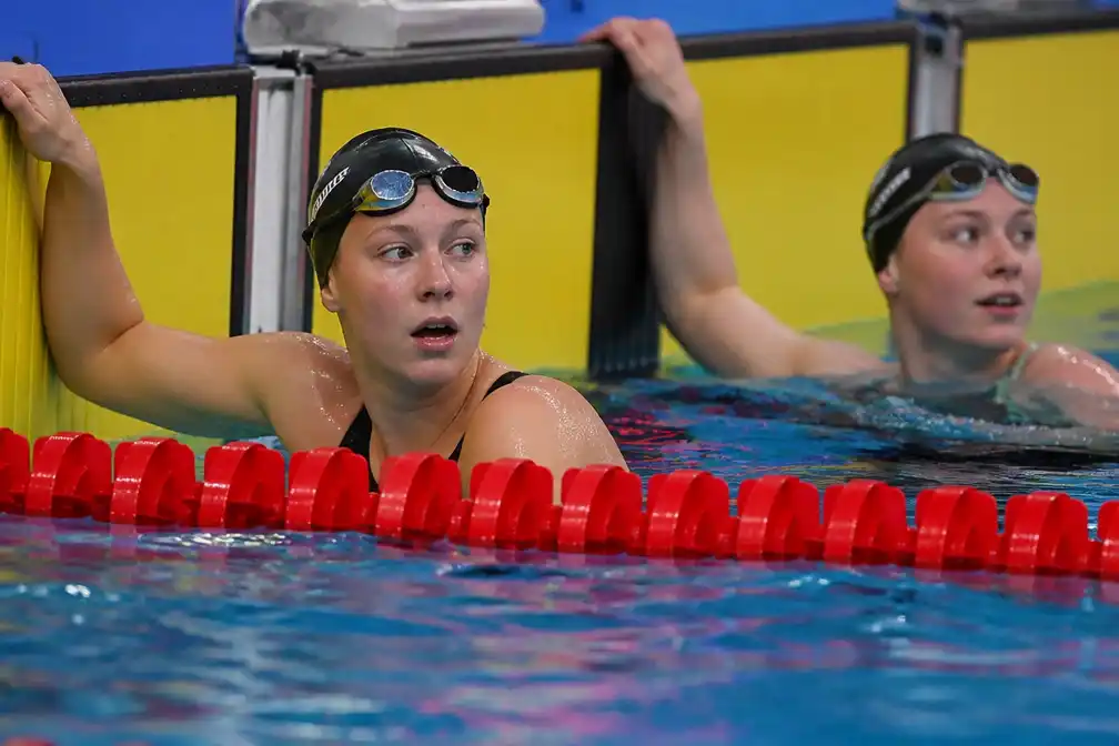 Tes Schouten grijpt op EK naast medaille op 200 meter schoolslag na late inhaalrace McSharry