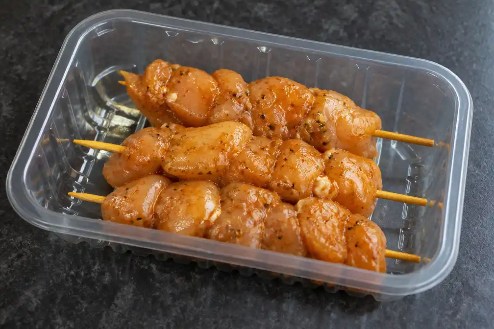 Supermarkten en NVWA waarschuwen voor ongare kipdijspiesjes