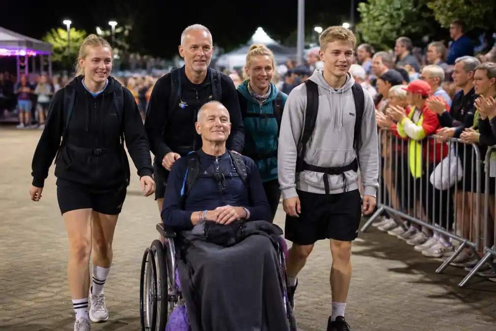 ALS-patiënt Dieter (64) door familie over finish van 37ste Dodentocht geduwd