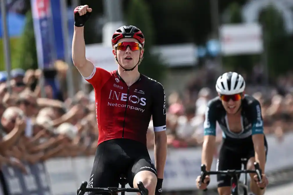 Andrew August pakt tweede zege op rij in Ronde van Tsjechië en draagt op aan Finlay Tarling