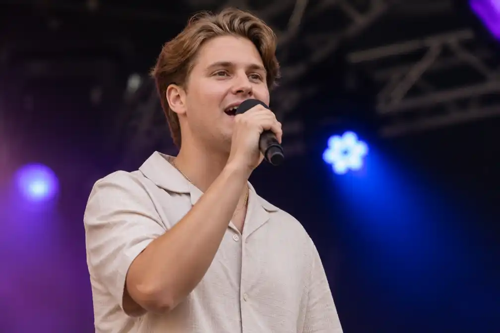 Zoon Thomas zingt hits van René Karst als eerbetoon tijdens RadioNL Zomertoer