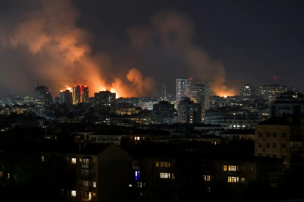Kyiv in nacht getroffen door Russische raketaanval, meerdere explosies